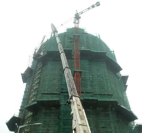 霍邱吊车在工地上作业